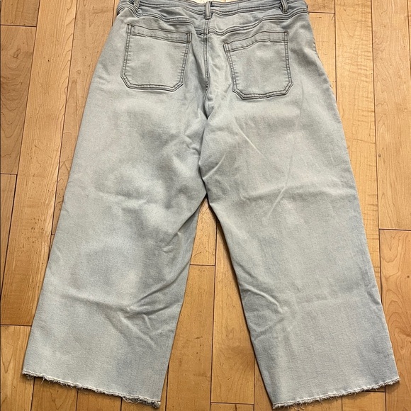 Tribal Jeans 4 Button Up Light Blue Audrey Midrise Wide Leg Crop Jeans - Picture 4 of 5